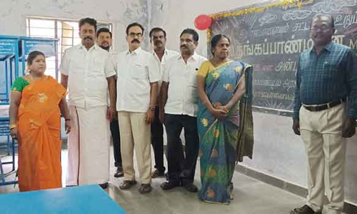 அரசு மேல்நிலைப்பள்ளிகளுக்கு ரூ. 10 லட்சத்தில் மேஜைகள்