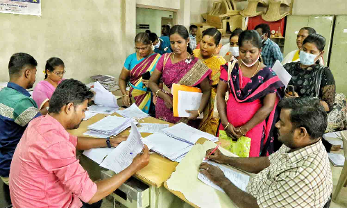 தற்காலிக ஆசிரியர் பணி விண்ணப்பிக்க குவிந்த பட்டதாரிகள்