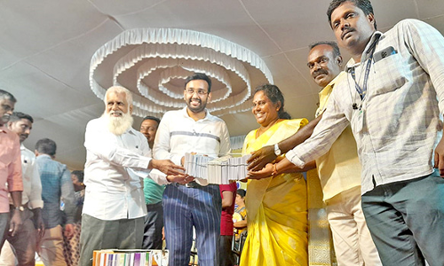 இல்லம் தேடி கல்வி மையத்திற்கு புத்தகங்கள் வழங்கிய ஆசிரியைக்கு பாராட்டு