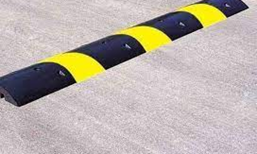 விபத்தை தடுக்க வேகத்தடைகள் அமைக்கக்கோரி பொதுமக்கள் சாலை மறியல்