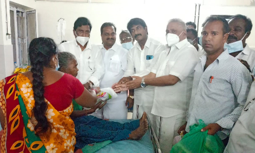 காலராவால் பாதிக்கப்பட்ட நோயாளிகளுக்கு ரொட்டி-அன்பழகன் வழங்கினார்