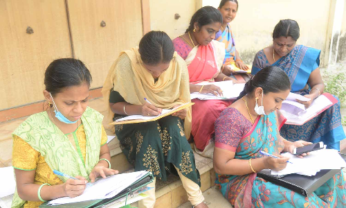 ஈரோடு முதன்மை கல்வி அலுவலகத்தில் குவிந்த பட்டதாரிகள்