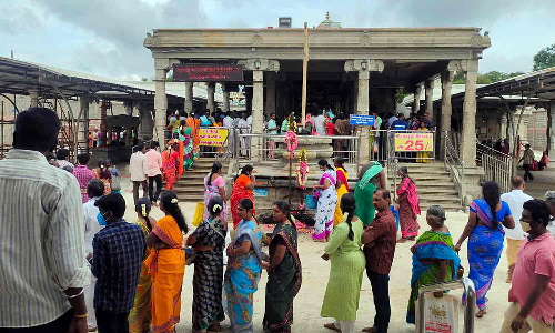 சஷ்டியையொட்டி கோவிலில் குவிந்த பக்தர்கள்