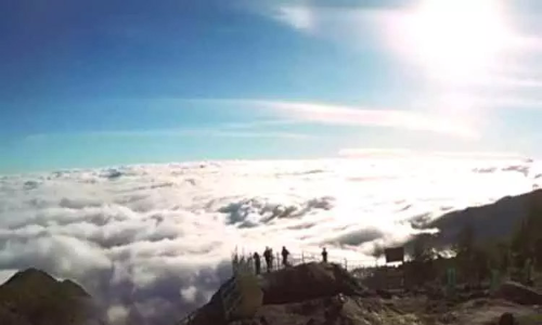 மேக மூட்டத்துடன் கடல்போல் காட்சியளித்த கோடநாடு காட்சி முனை- சுற்றுலா பயணிகள் ஆச்சர்யம்