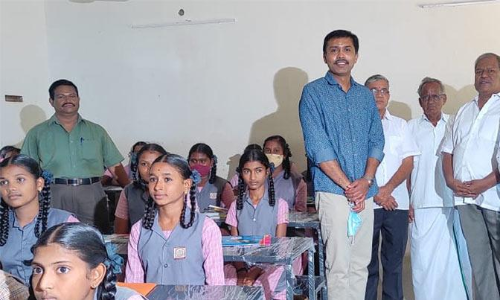 ஊத்துக்கோட்டை அரசு பள்ளிக்கு அமெரிக்கா வாழ் தமிழ் சங்கம் உதவி