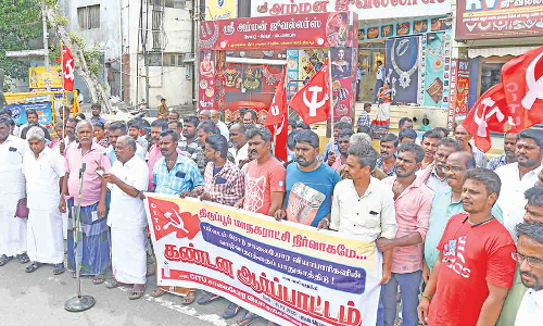 திருப்பூரில் சாலையோர வியாபாரிகள் ஆர்ப்பாட்டம்