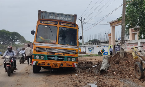 மழையினால் பொன்னேரி நகராட்சி முழுவதும் பாதாள சாக்கடை திட்ட பணிகள் முடிவடையாததால் பொதுமக்கள் அவதி