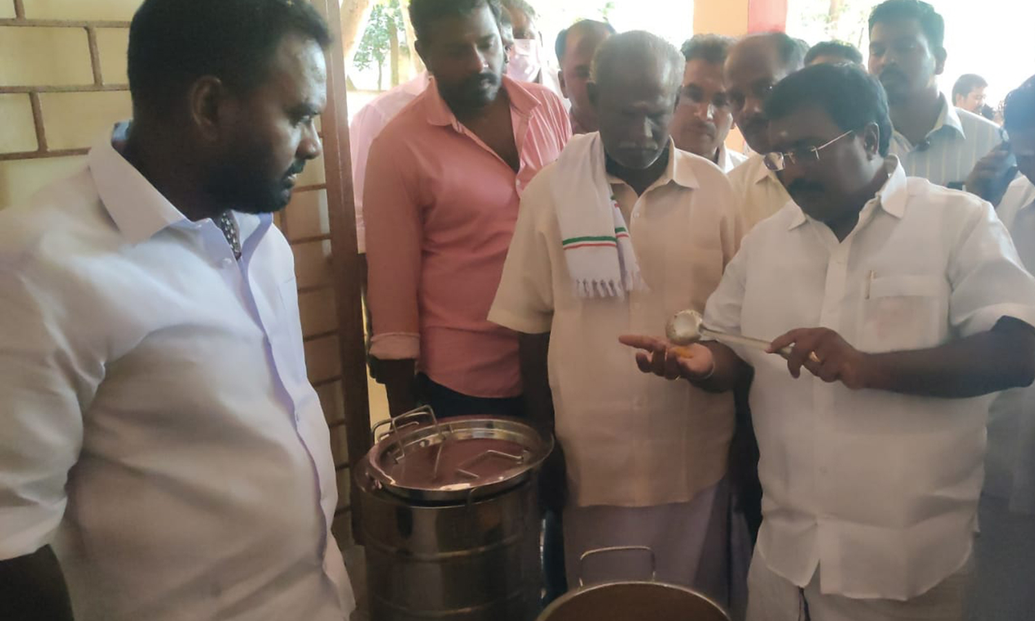 அரசு பள்ளிகளில் சிவா எம்.எல்.ஏ., ஆய்வு