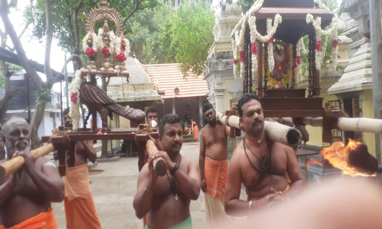 கன்னியாகுமரி குகநாதீஸ்வரர் கோவிலில் சப்பரவாகனத்தில் நடராஜபெருமான்- சிவகாமி அம்பாள் பவனி கன்னியாகுமரி குகநாதீஸ்வரர் கோவிலில் சப்பரவாகனத்தில் நடராஜபெருமான்- சிவகாமி அம்பாள் பவனி