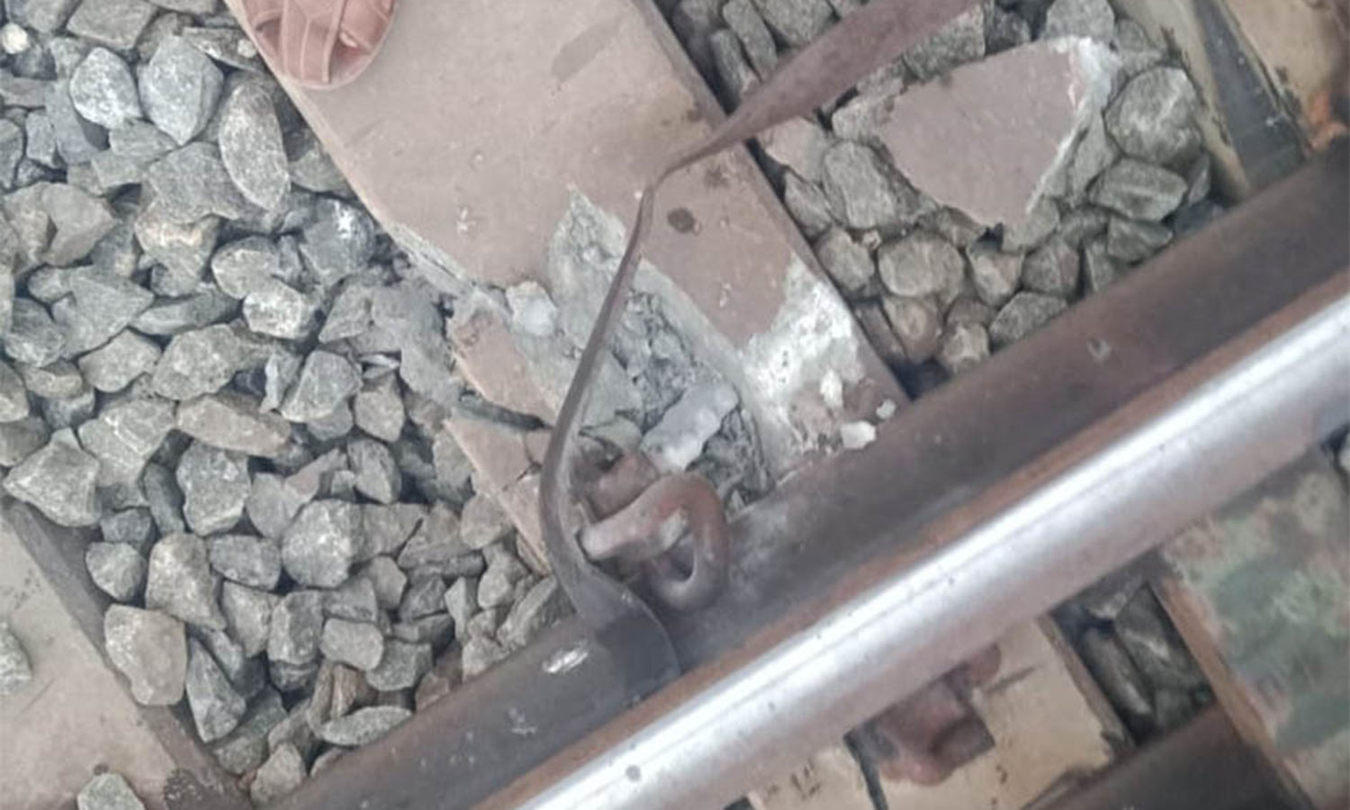 குருவாயூர் எக்ஸ்பிரஸ் ரெயிலை கவிழ்க்க சதி செய்தது யார்?- ரெயில்வே போலீசார் தீவிர விசாரணை