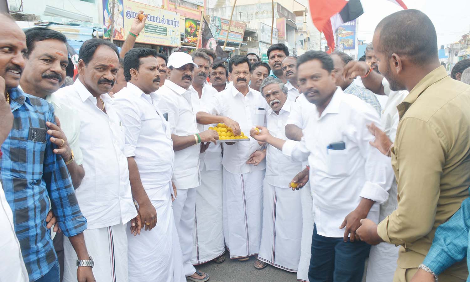 கிருஷ்ணகிரியில்  அசோக்குமார் எம்.எல்.ஏ தலைமையில்  அ.தி.மு.க.வினர் பட்டாசு வெடித்து கொண்டாட்டம்