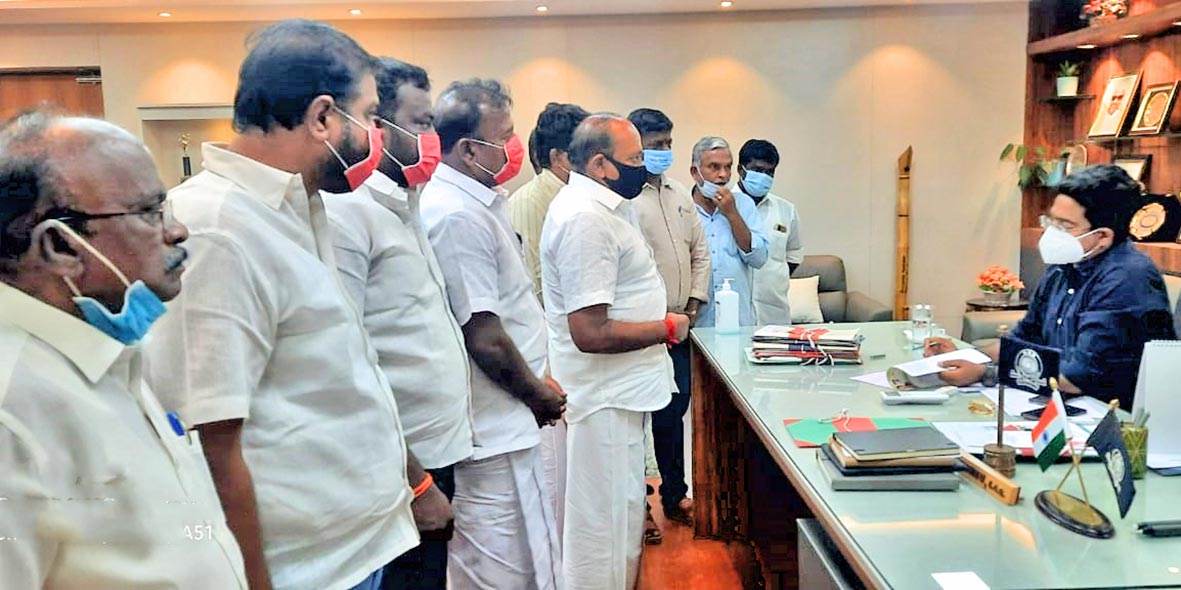 நாங்குநேரியில் மாவட்ட தலைமை அரசு மருத்துவமனை அமைக்க அ.தி.மு.க.வினர் மனு நாங்குநேரியில் மாவட்ட தலைமை அரசு மருத்துவமனை அமைக்க அ.தி.மு.க.வினர் மனு