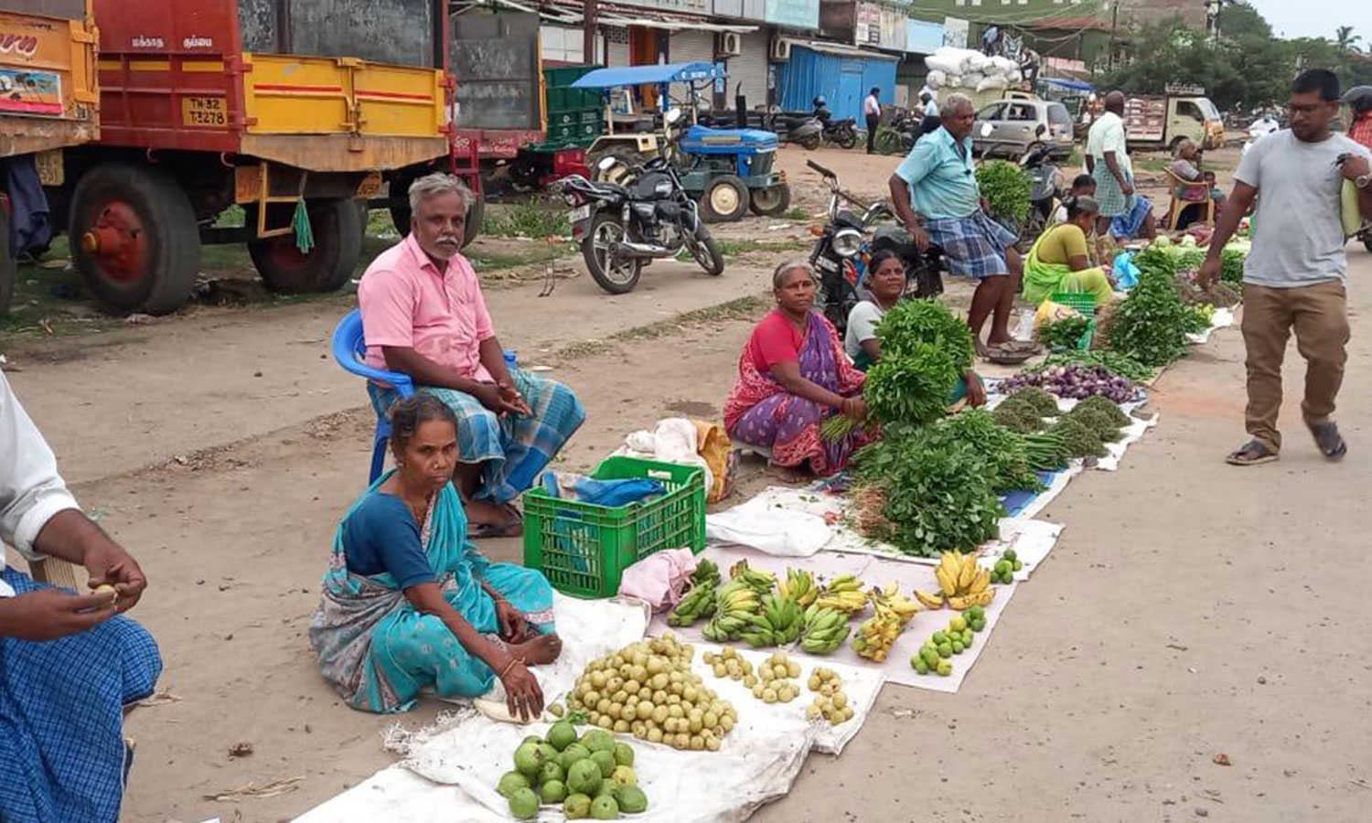 சாலையோரம் கடை வைத்து வியாபாரம் செய்யும் சிறு வியாபாரிகள்