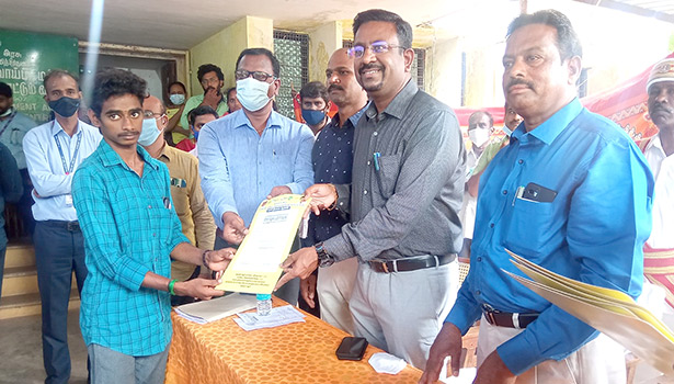 மாற்றுத்திறனாளிகள் வாழ்வில் ஒளியேற்றிய கலெக்டர்