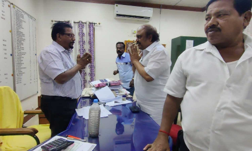 சுகாதாரமற்ற குடிநீர் -  அதிகாரியிடம்  கென்னடி எம்.எல்.ஏ. புகார்