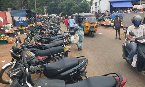 திண்டுக்கல்  காந்தி மார்க்கெட்டில்  வாகன நிறுத்த வசதி இல்லாததால் வியாபாரிகள், பொதுமக்கள் அவதி