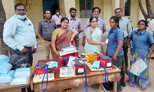 தருமபுரி நகராட்சியில்  தூய்மை பணியாளர்கள்  90 பேருக்கு சீருடைகள் வழங்கல்