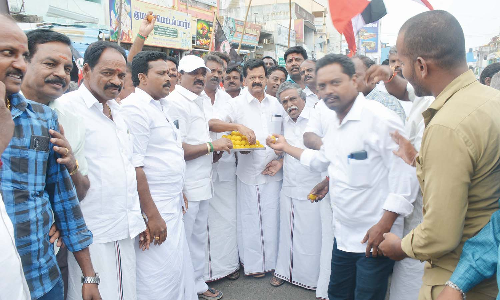 கிருஷ்ணகிரியில்  அசோக்குமார் எம்.எல்.ஏ தலைமையில்  அ.தி.மு.க.வினர் பட்டாசு வெடித்து கொண்டாட்டம்