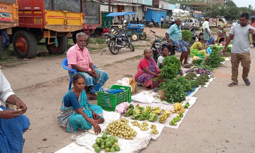 சாலையோரம் கடை வைத்து வியாபாரம் செய்யும் சிறு வியாபாரிகள்