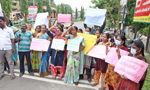 ஆசிரியர் நியமனத்தை  ரத்து செய்ய கோரி போராட்டம்