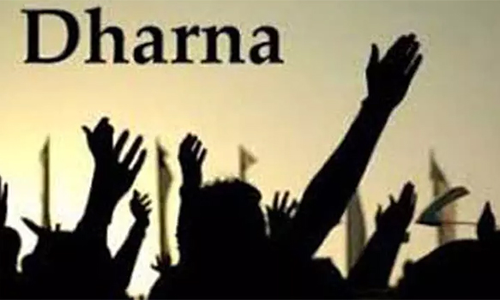 நெடுஞ்சாலைத்துறை ஊழியர்கள் தர்ணா