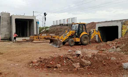 ரெயில் நிலையம் அருகே  புதிய பாலம் அமைக்கும் பணிகள் தீவிரம்