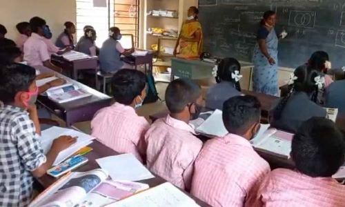 அரசு பள்ளியில் ஒரே வகுப்பறையில் 2 வகுப்புகள்- இடவசதி இல்லாமல் 2 ஆசிரியர்கள் பாடம் நடத்துகிறார்கள்