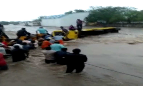 வெள்ளத்தில் சிக்கி கவிழ்ந்த பள்ளிப்பேருந்து-  உள்ளே இருந்தவர்களை கயிறு கட்டி மீட்ட பொதுமக்கள்