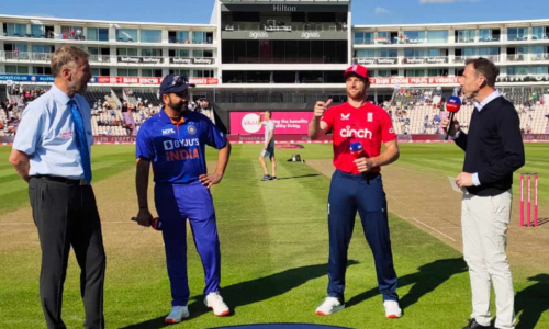 இங்கிலாந்துக்கு எதிரான முதல் டி20 போட்டியில் இந்தியா பேட்டிங்- 24 ரன்னில் ரோகித் அவுட்