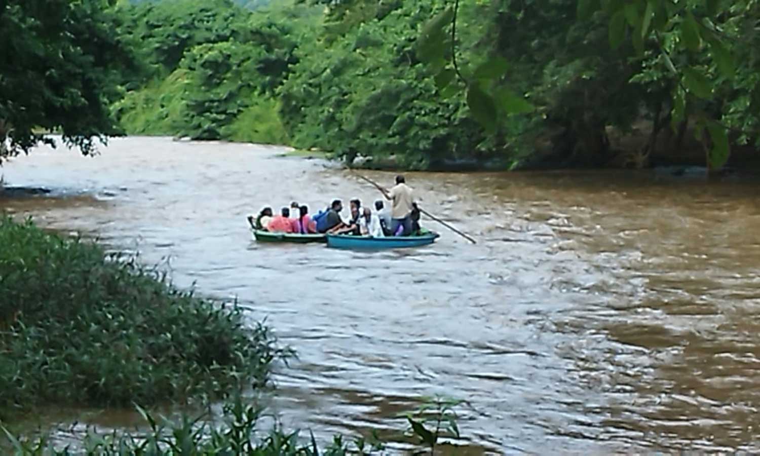 மாயாற்றில் வெள்ளப்பெருக்கு- ஆபத்தை உணராமல் பரிசலில் செல்லும் மக்கள் மாயாற்றில் வெள்ளப்பெருக்கு- ஆபத்தை உணராமல் பரிசலில் செல்லும் மக்கள்