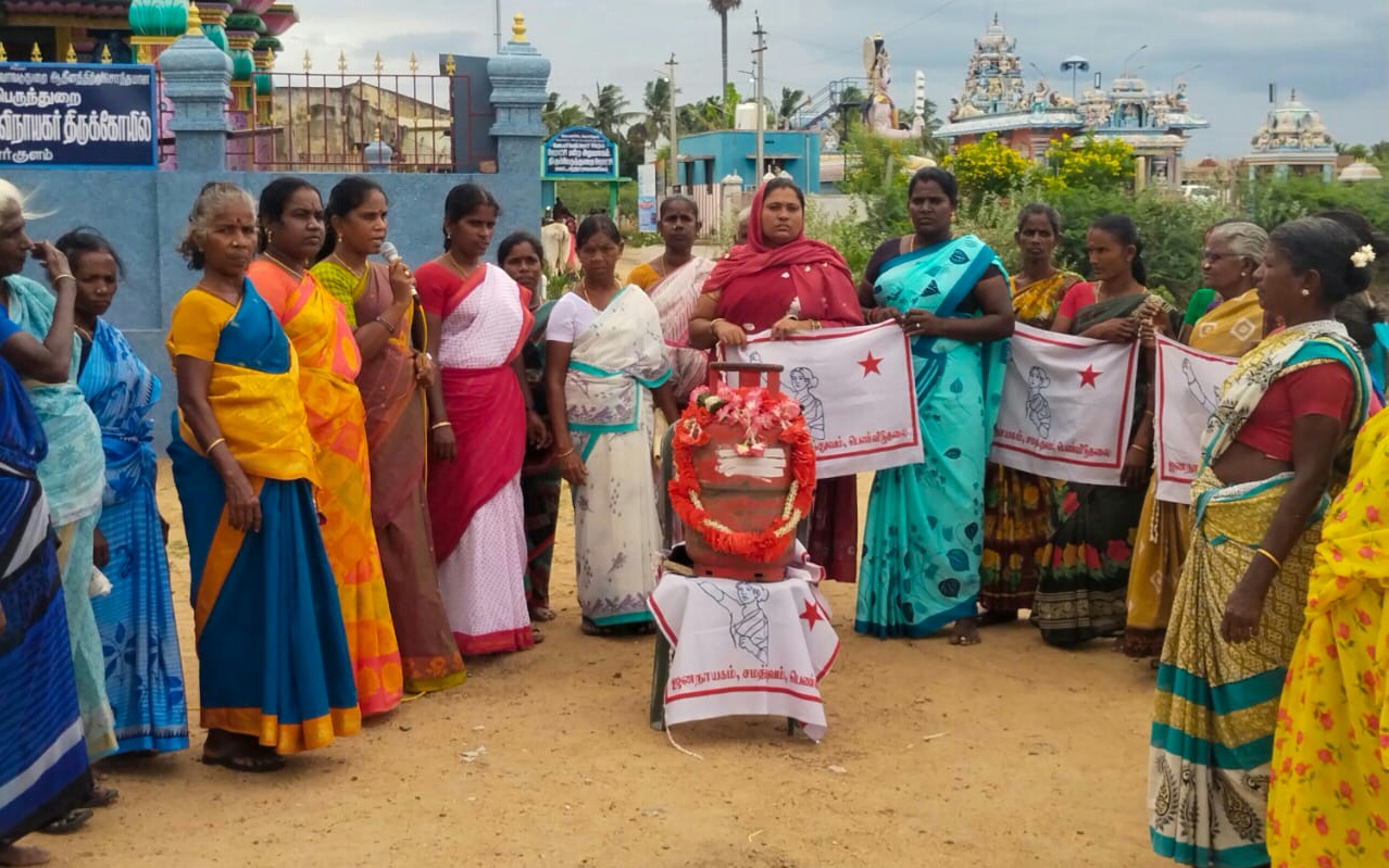 கியாஸ் விலை உயர்வை கண்டித்து ஒப்பாரி வைத்து போராட்டம் கியாஸ் விலை உயர்வை கண்டித்து ஒப்பாரி வைத்து போராட்டம்