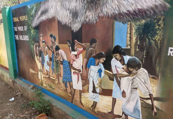 பஸ் நிலைய சுற்றுச்சுவரில் அழகிய ஓவியங்கள் பஸ் நிலைய சுற்றுச்சுவரில் அழகிய ஓவியங்கள்