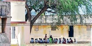 செந்துறை பரணம் அரசு பள்ளியில் போதிய வகுப்பறை கட்டிடங்கள் இல்லாததால் சைக்கிள் ஸ்டாண்டில் மாணவர்களுக்கு பாடம் செந்துறை பரணம் அரசு பள்ளியில் போதிய வகுப்பறை கட்டிடங்கள் இல்லாததால் சைக்கிள் ஸ்டாண்டில் மாணவர்களுக்கு பாடம்