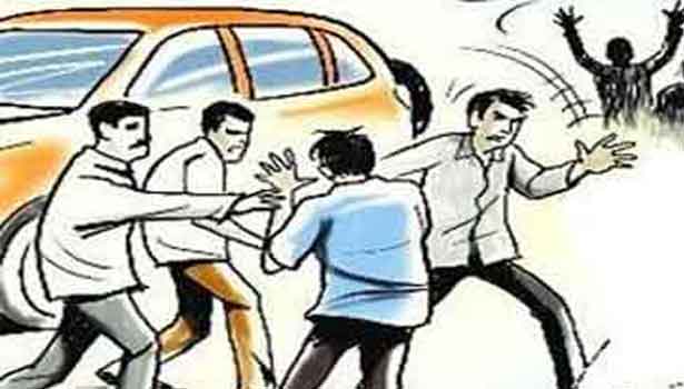 கோஷ்டி மோதலில் ஈடுபட்ட 4 பேர் கைது