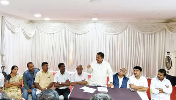 தமிழகத்தில் காடுகளின் பரப்பளவை 33 சதவீதம் உயா்த்துவதே அரசின் இலக்கு-வனத்துறை அமைச்சா் ராமசந்திரன் பேச்சு தமிழகத்தில் காடுகளின் பரப்பளவை 33 சதவீதம் உயா்த்துவதே அரசின் இலக்கு-வனத்துறை அமைச்சா் ராமசந்திரன் பேச்சு