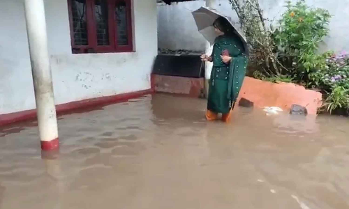 நீலகிரியில் கொட்டி தீர்த்த கனமழை- கூடலூரில் குடியிருப்புகளை சூழ்ந்த வெள்ளம்