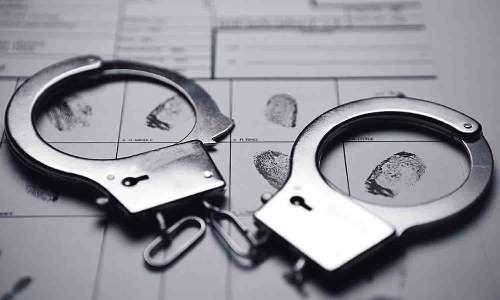 முதியவரை கல்லால் தாக்கி நகை , பணம் பறிப்பு - கட்டிட தொழிலாளி கைது