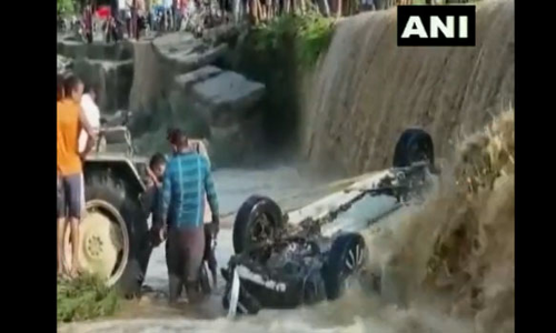 உத்தரகாண்ட் ஆற்றில் அடித்துச் செல்லப்பட்ட கார்- 9 சுற்றுலாப் பயணிகள் பலி