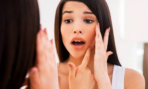 பெண்கள் முகத்தில் தடவக் கூடாத 5 பொருட்கள்