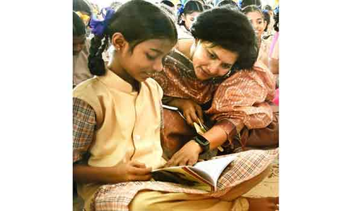 புத்தகம் வாசிக்கும் பழக்கம் இருந்தால் சாதனை படைக்கலாம் - கலெக்டர் அறிவுரை