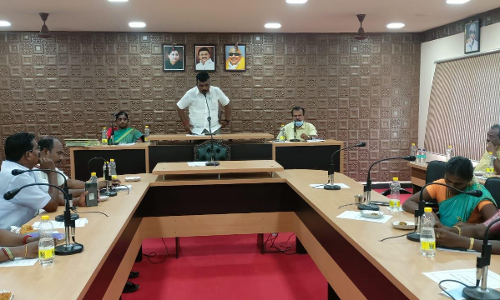 கந்தர்வகோட்டை பேருந்து நிலையத்தில் நவீன கழிவறை, சிமெண்ட் தரைத்தளம் அமைக்க வேண்டும்- கூட்டத்தில் கவுன்சிலர்கள் வலியுறுத்தல்