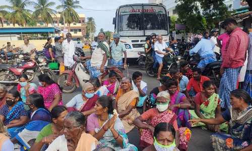 பேருந்து நிழற்குடை இடித்ததற்கு எதிர்ப்பு தெரிவித்து பொதுமக்கள் சாலை மறியல்