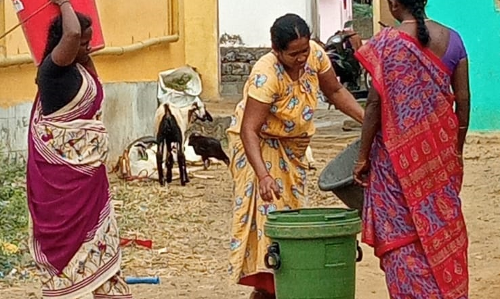 தூய்மை பணியாளர்கள் குப்பைத் தொட்டிகளை தோளில் சுமக்கும் அவலம்