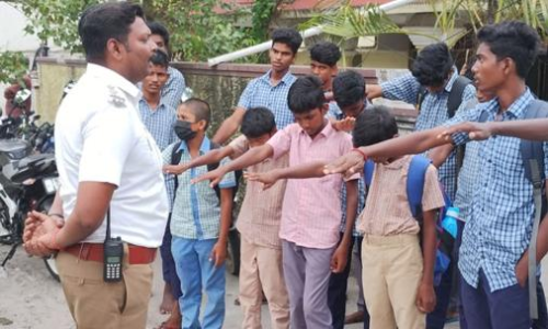 விழுப்புரத்தில் பஸ் படிக்கட்டில்  தொங்கி செல்லும் மாணவர்களை உறுதிமொழி ஏற்க வைத்த போலீசார்