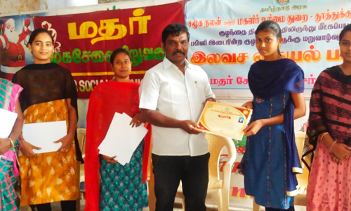 இலவச தையல் பயிற்சி பெற்ற வளர் இளம் பெண்களுக்கு சான்றிதழ்