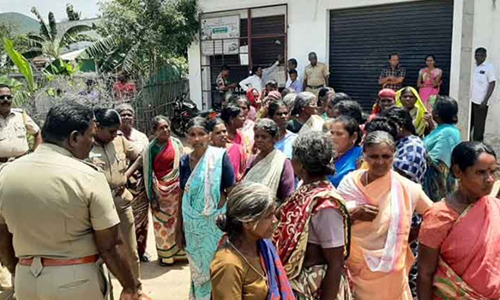 டாஸ்மாக்கை அகற்றக்கோரி பெண்கள் முற்றுகை