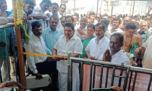 திருச்செந்தூர் சுப்பிரமணியசுவாமி  கோவில்  நாழிக்கிணற்றில் கட்டணமின்றி நீராடும் நடைமுறை இன்று முதல் அமலுக்கு வந்தது-  மூத்தகுடிமக்கள் தனிவரிசையில் தரிசனம்