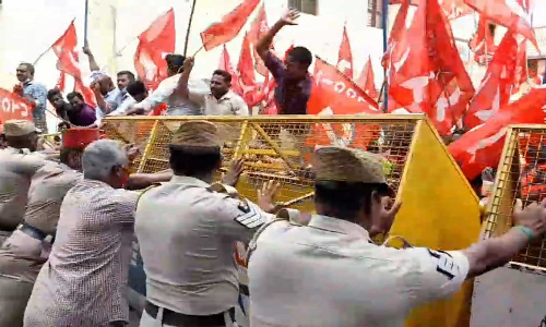 தனியார் தொழிற்சாலை தொழிலாளர்கள் ஊர்வலம் -  போலீசாருடன் தள்ளு முள்ளு