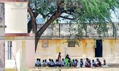 செந்துறை பரணம் அரசு பள்ளியில் போதிய வகுப்பறை கட்டிடங்கள் இல்லாததால் சைக்கிள் ஸ்டாண்டில் மாணவர்களுக்கு பாடம்