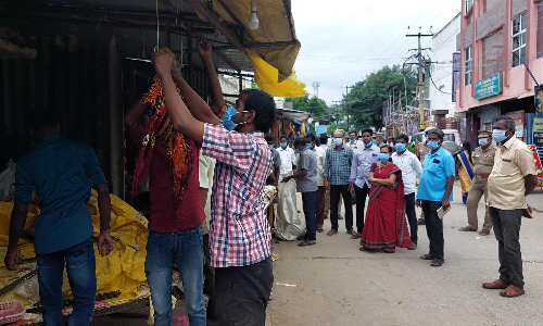 திருத்தணியில் ஆக்கிரமிப்பு கடைகள் அகற்றம்- அதிகாரிகள் நடவடிக்கை